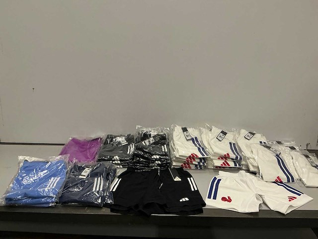 Partij diverse adidas shorts (49x) - afbeelding 1 van  10