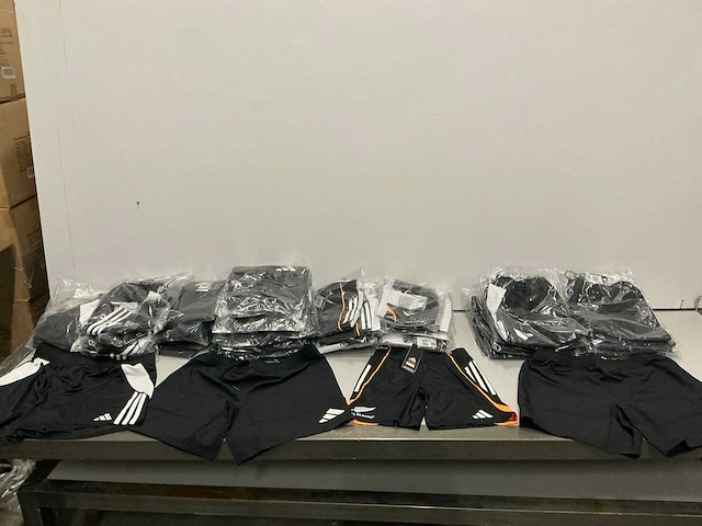 Partij diverse adidas shorts (59x) - afbeelding 1 van  11
