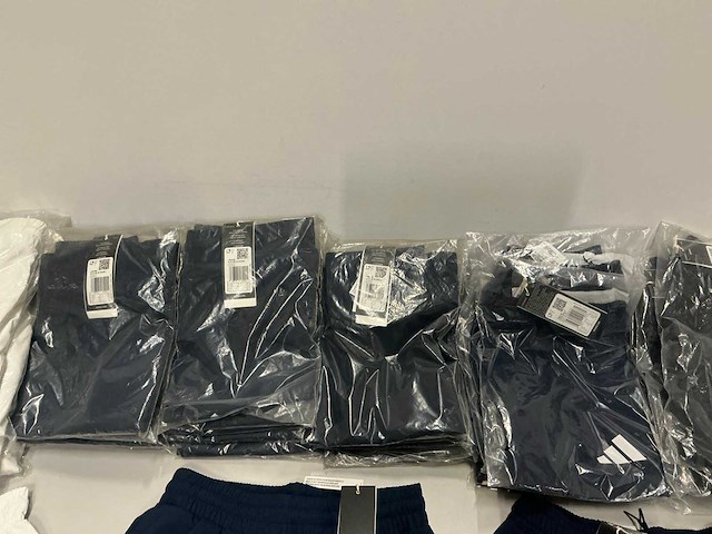 Partij diverse adidas shorts (74x) - afbeelding 1 van  6