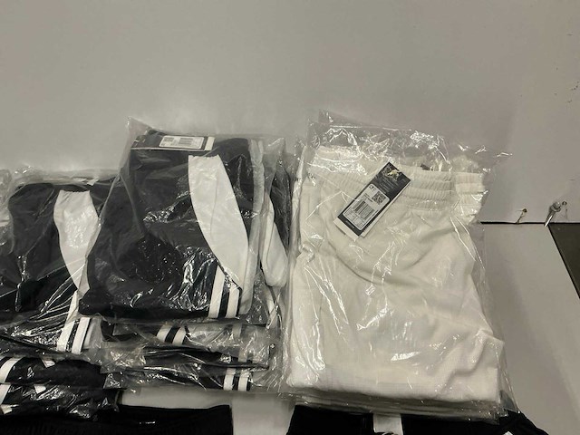 Partij diverse adidas shorts (74x) - afbeelding 4 van  6