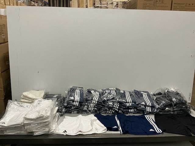 Partij diverse adidas skirts/skorts&shorts (154x) - afbeelding 1 van  16