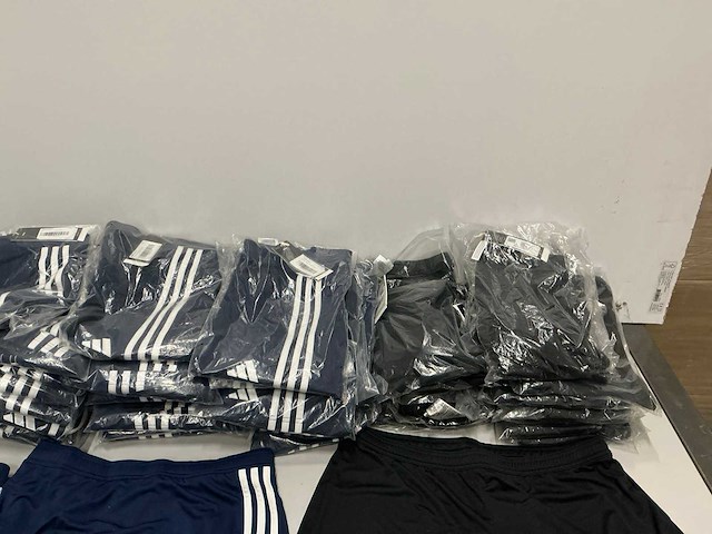 Partij diverse adidas skirts/skorts&shorts (154x) - afbeelding 14 van  16