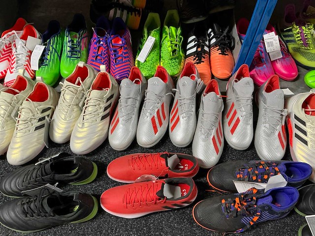 Partij diverse adidas turf/indoor schoenen (107x) - afbeelding 3 van  35