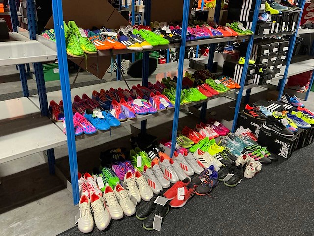 Partij diverse adidas turf/indoor schoenen (107x) - afbeelding 1 van  35