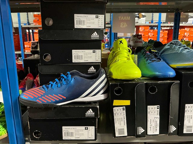 Partij diverse adidas turf/indoor schoenen (107x) - afbeelding 22 van  35