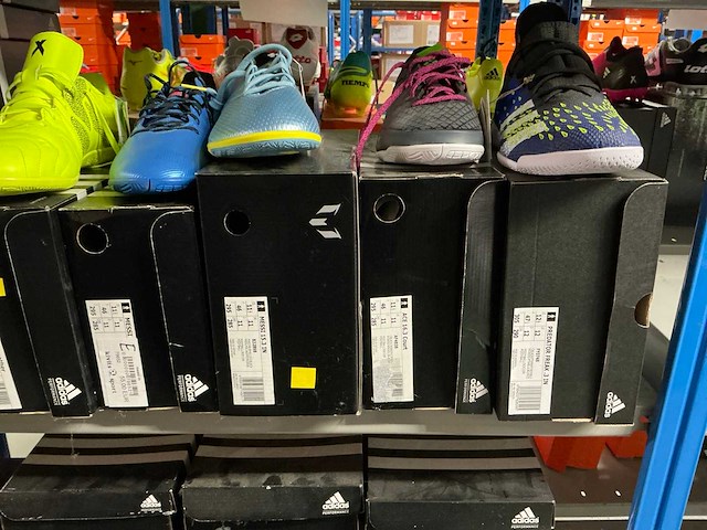 Partij diverse adidas turf/indoor schoenen (107x) - afbeelding 24 van  35