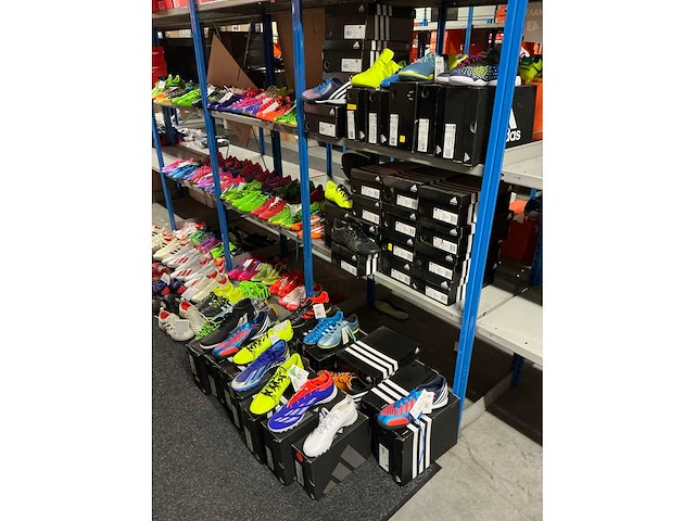 Partij diverse adidas turf/indoor schoenen (107x) - afbeelding 23 van  35