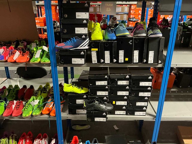 Partij diverse adidas turf/indoor schoenen (107x) - afbeelding 30 van  35