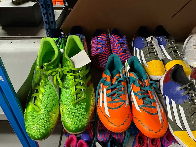 Partij diverse adidas turf/indoor schoenen (107x) - afbeelding 32 van  35