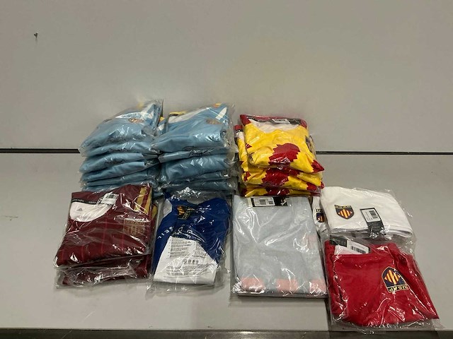 Partij diverse adidas usap shirts & shorts (36x) - afbeelding 1 van  13
