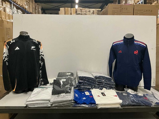 Partij diverse adidas vesten/shirts/longsleeves (49x) - afbeelding 1 van  15