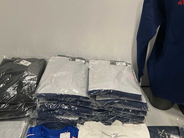 Partij diverse adidas vesten/shirts/longsleeves (49x) - afbeelding 12 van  15