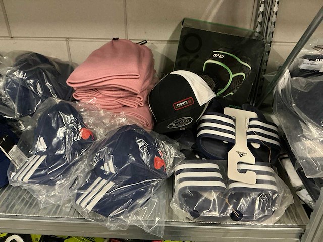 Partij diverse adidas/beechfield/payntr/etc petten/mutsen (69x) - afbeelding 2 van  6