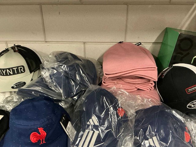 Partij diverse adidas/beechfield/payntr/etc petten/mutsen (69x) - afbeelding 3 van  6