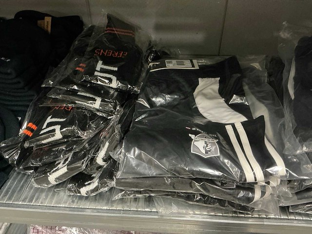 Partij diverse adidas/davidluke/beechfield kleding/accessoires (415x) - afbeelding 15 van  16