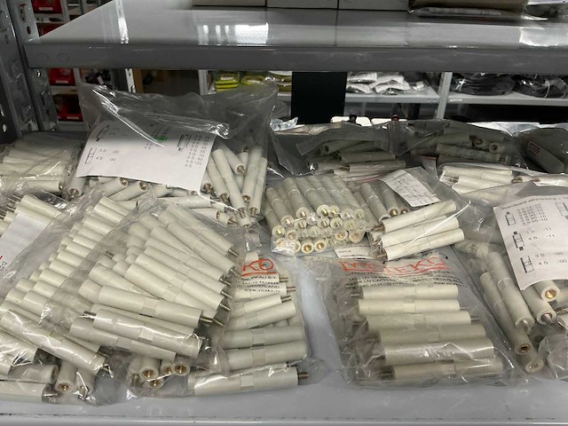 Partij diverse afstandsteunen/dopmoeren/deurbeugels/dopbouten - afbeelding 2 van  47