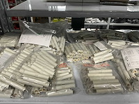 Partij diverse afstandsteunen/dopmoeren/deurbeugels/dopbouten - afbeelding 2 van  47