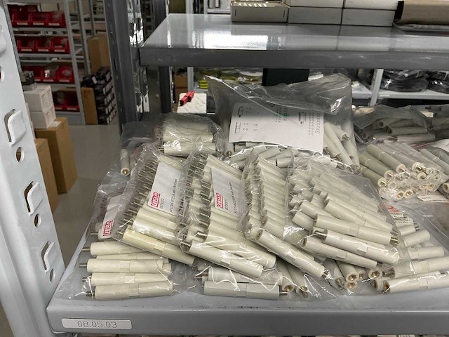 Partij diverse afstandsteunen/dopmoeren/deurbeugels/dopbouten - afbeelding 3 van  47