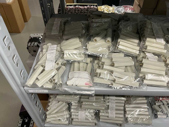 Partij diverse afstandsteunen/dopmoeren/deurbeugels/dopbouten - afbeelding 4 van  47