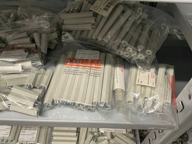 Partij diverse afstandsteunen/dopmoeren/deurbeugels/dopbouten - afbeelding 7 van  47