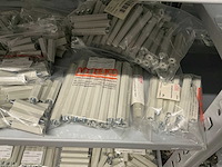 Partij diverse afstandsteunen/dopmoeren/deurbeugels/dopbouten - afbeelding 7 van  47