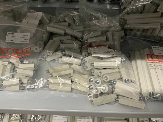 Partij diverse afstandsteunen/dopmoeren/deurbeugels/dopbouten - afbeelding 8 van  47