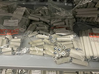 Partij diverse afstandsteunen/dopmoeren/deurbeugels/dopbouten - afbeelding 8 van  47