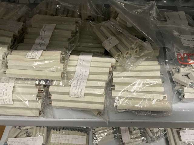 Partij diverse afstandsteunen/dopmoeren/deurbeugels/dopbouten - afbeelding 10 van  47