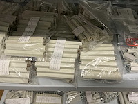 Partij diverse afstandsteunen/dopmoeren/deurbeugels/dopbouten - afbeelding 10 van  47