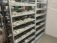 Partij diverse afstandsteunen/dopmoeren/deurbeugels/dopbouten - afbeelding 1 van  47