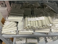 Partij diverse afstandsteunen/dopmoeren/deurbeugels/dopbouten - afbeelding 12 van  47