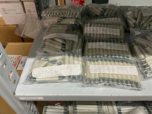 Partij diverse afstandsteunen/dopmoeren/deurbeugels/dopbouten - afbeelding 13 van  47