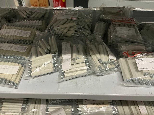 Partij diverse afstandsteunen/dopmoeren/deurbeugels/dopbouten - afbeelding 14 van  47