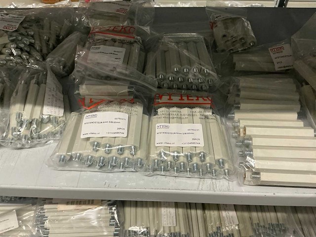 Partij diverse afstandsteunen/dopmoeren/deurbeugels/dopbouten - afbeelding 15 van  47