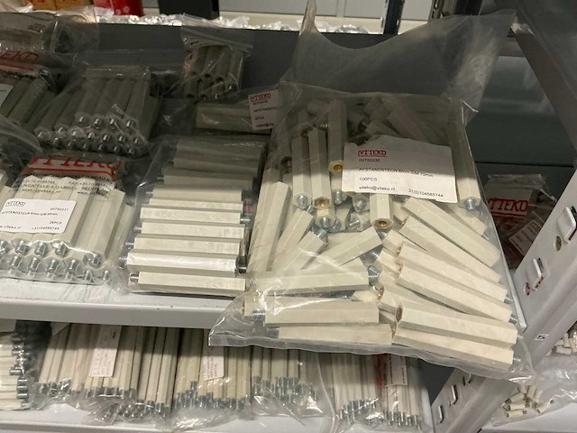 Partij diverse afstandsteunen/dopmoeren/deurbeugels/dopbouten - afbeelding 16 van  47