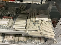 Partij diverse afstandsteunen/dopmoeren/deurbeugels/dopbouten - afbeelding 16 van  47