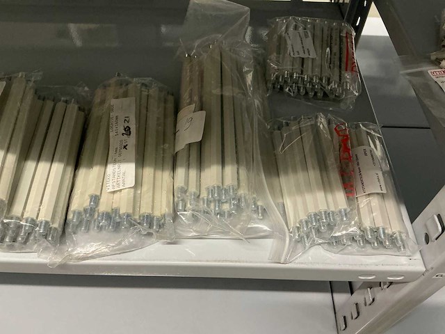 Partij diverse afstandsteunen/dopmoeren/deurbeugels/dopbouten - afbeelding 17 van  47