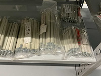 Partij diverse afstandsteunen/dopmoeren/deurbeugels/dopbouten - afbeelding 17 van  47