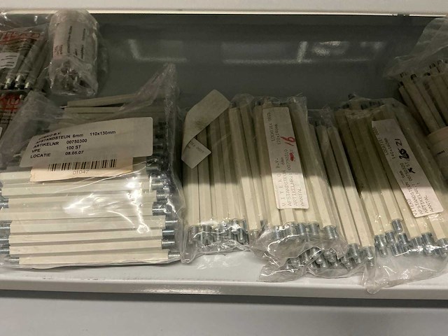 Partij diverse afstandsteunen/dopmoeren/deurbeugels/dopbouten - afbeelding 18 van  47