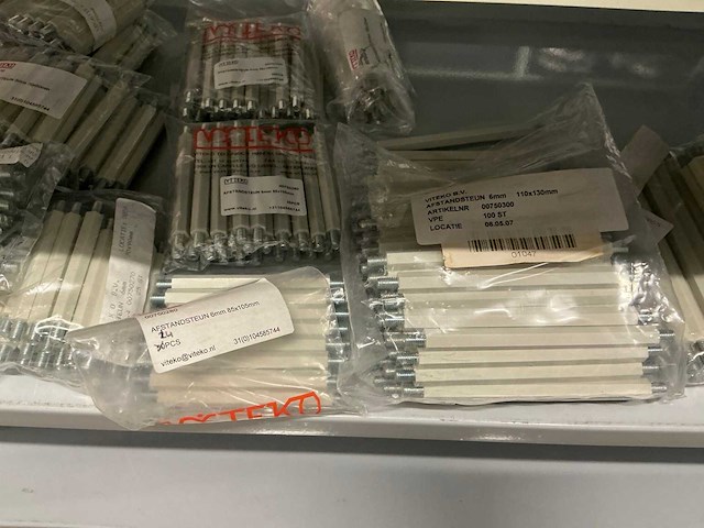 Partij diverse afstandsteunen/dopmoeren/deurbeugels/dopbouten - afbeelding 19 van  47