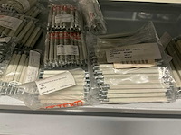 Partij diverse afstandsteunen/dopmoeren/deurbeugels/dopbouten - afbeelding 19 van  47