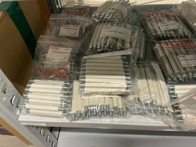 Partij diverse afstandsteunen/dopmoeren/deurbeugels/dopbouten - afbeelding 20 van  47