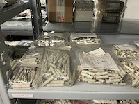 Partij diverse afstandsteunen/dopmoeren/deurbeugels/dopbouten - afbeelding 21 van  47