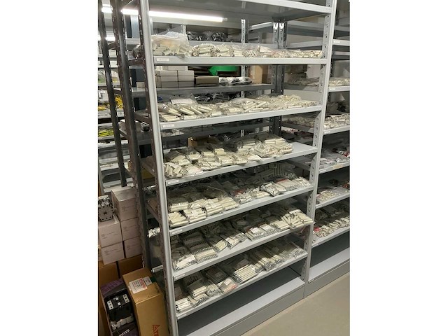 Partij diverse afstandsteunen/dopmoeren/deurbeugels/dopbouten - afbeelding 11 van  47