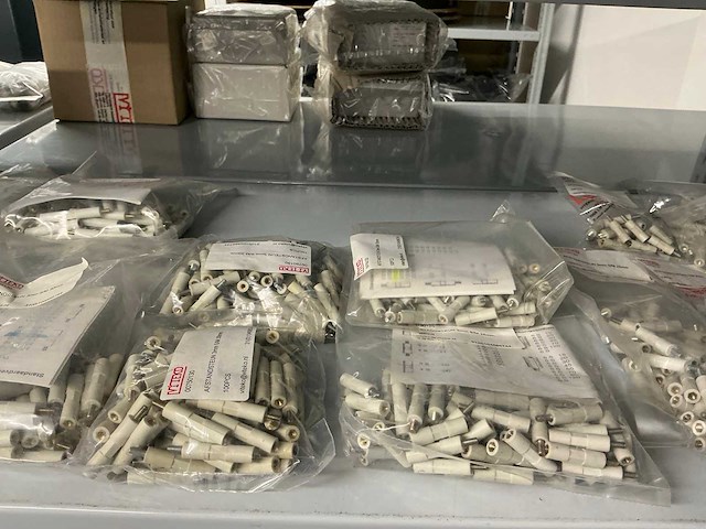 Partij diverse afstandsteunen/dopmoeren/deurbeugels/dopbouten - afbeelding 23 van  47