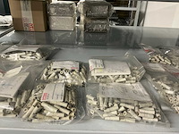 Partij diverse afstandsteunen/dopmoeren/deurbeugels/dopbouten - afbeelding 23 van  47