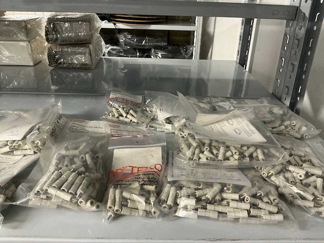 Partij diverse afstandsteunen/dopmoeren/deurbeugels/dopbouten - afbeelding 24 van  47