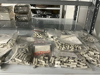 Partij diverse afstandsteunen/dopmoeren/deurbeugels/dopbouten - afbeelding 24 van  47