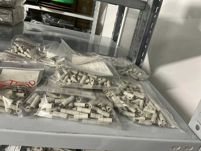 Partij diverse afstandsteunen/dopmoeren/deurbeugels/dopbouten - afbeelding 25 van  47