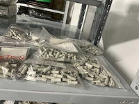 Partij diverse afstandsteunen/dopmoeren/deurbeugels/dopbouten - afbeelding 25 van  47